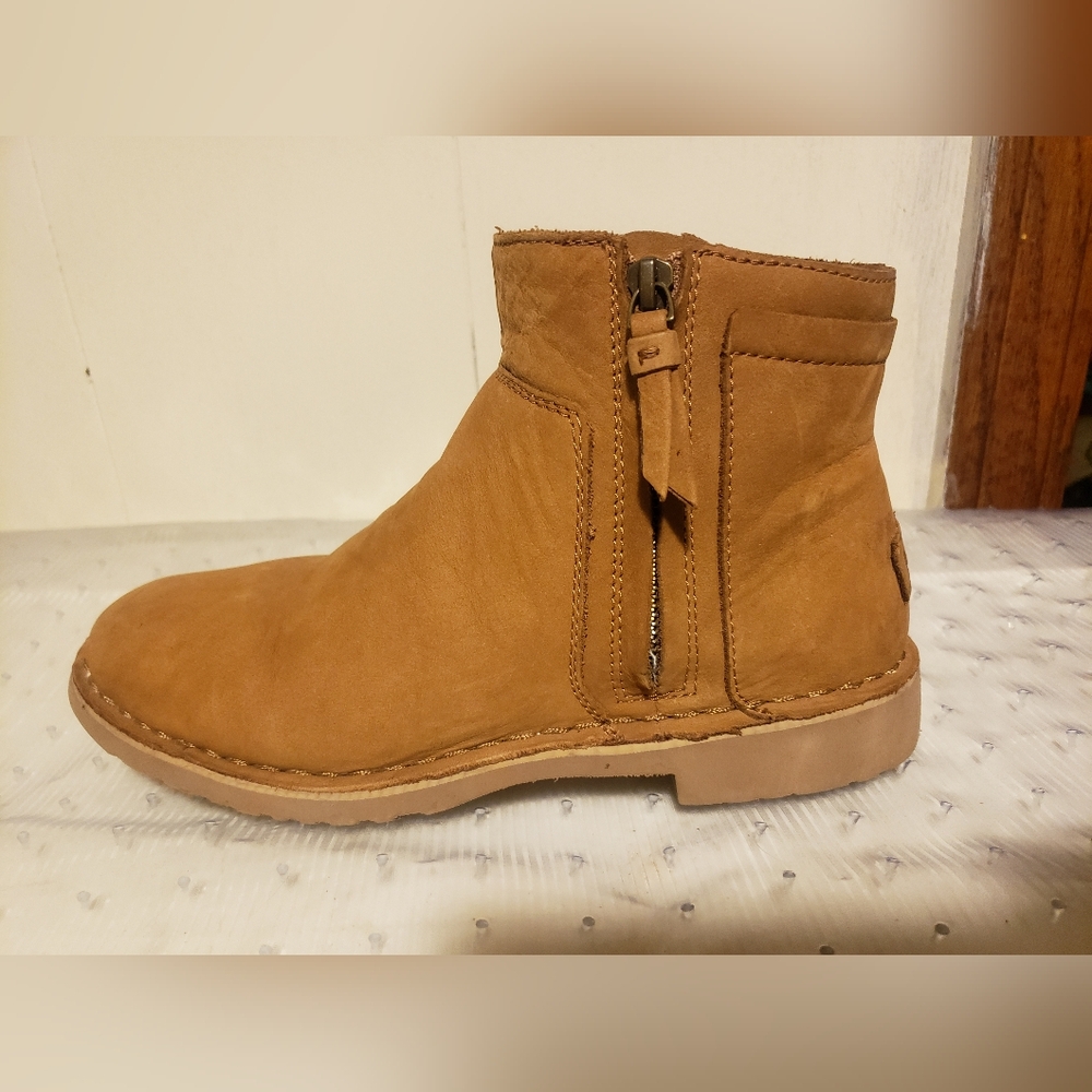 Size 8 UGG Rea Chestnut Brown Boots shoes womens ankle warm winter